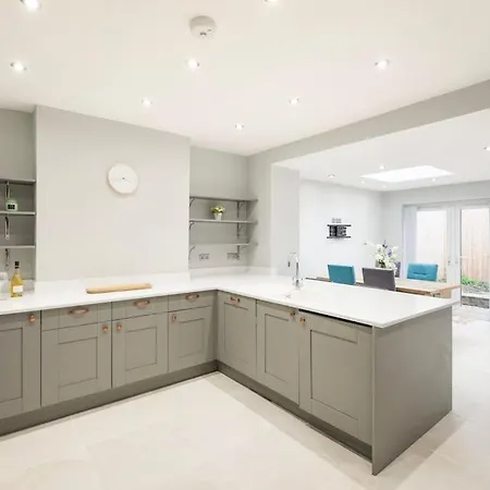 Clifton Period Spacious Townhouse - Simply Check In Casa de Férias