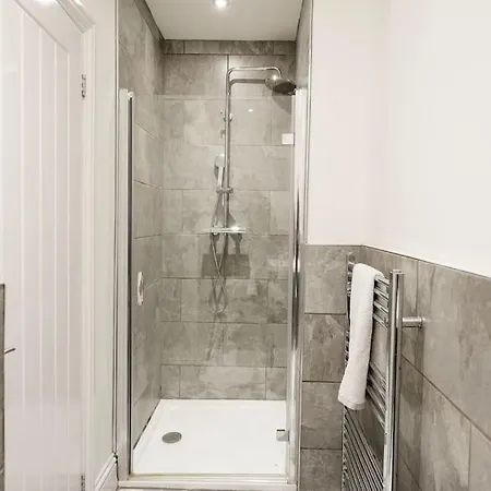 Clifton Period Spacious Townhouse - Simply Check In בית נופש