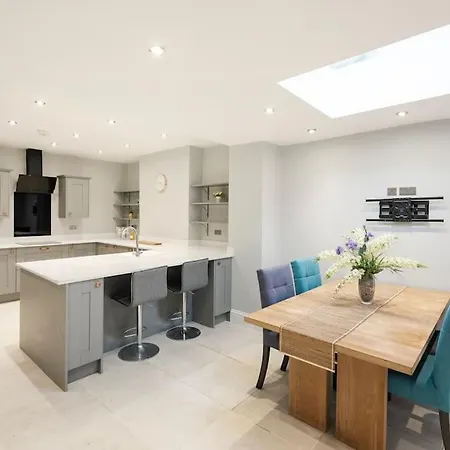 Clifton Period Spacious Townhouse - Simply Check In *