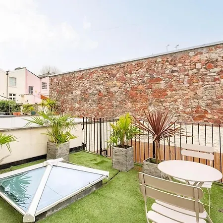 Nyaraló Clifton Period Spacious Townhouse - Simply Check In